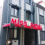 Miss Royal & 3*